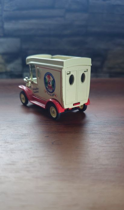 Рядкост, ретро автомобил Ford T 1919, Червената шапчица, камамбер