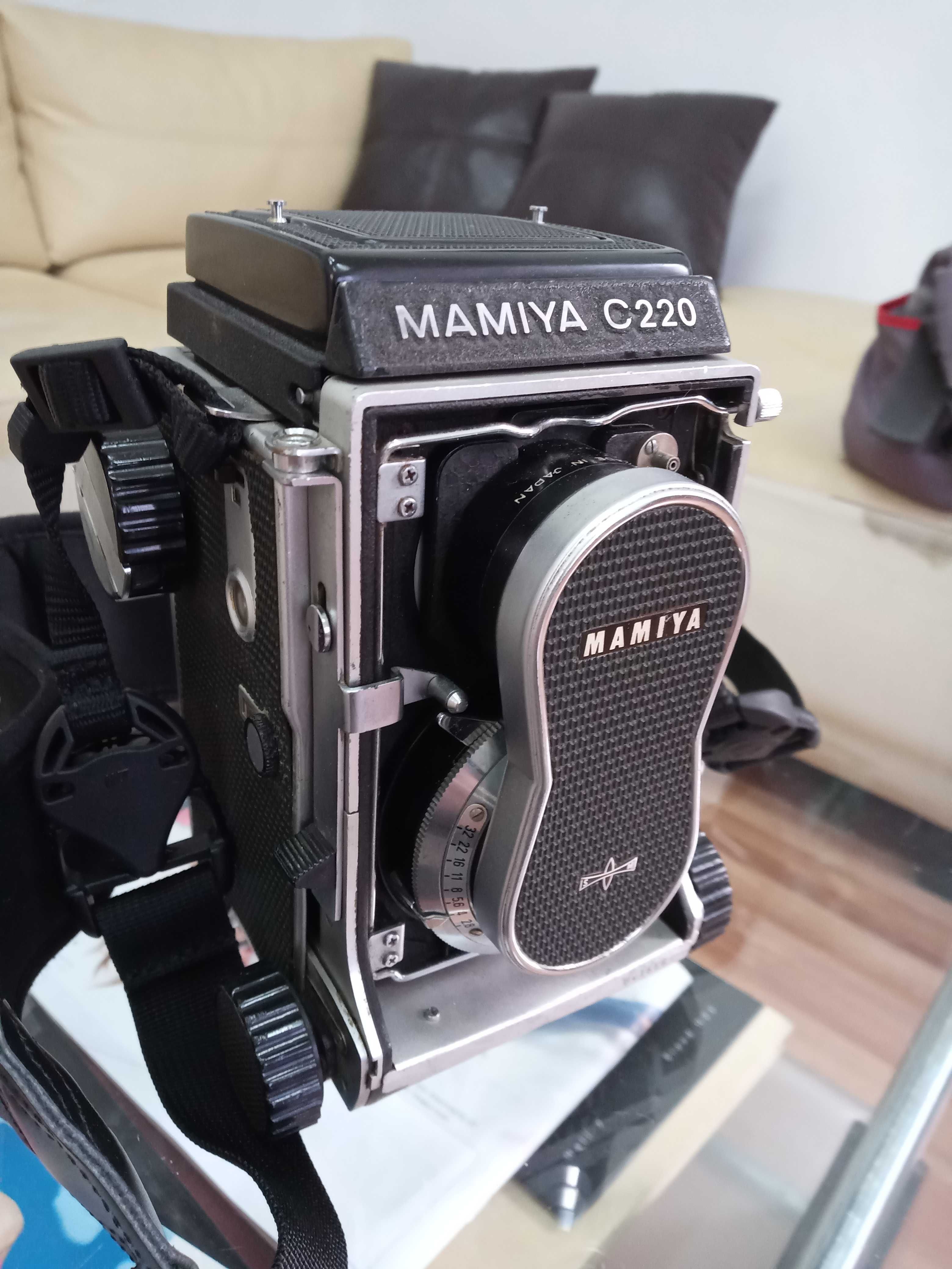 Средноформатен фотоапарат Mamiya C220