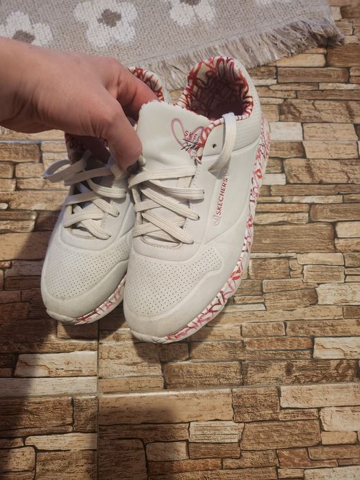 Запазени маратонки Skechers