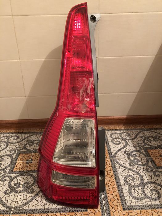 Срочно продам заднюю фару Honda CR-V 2008г