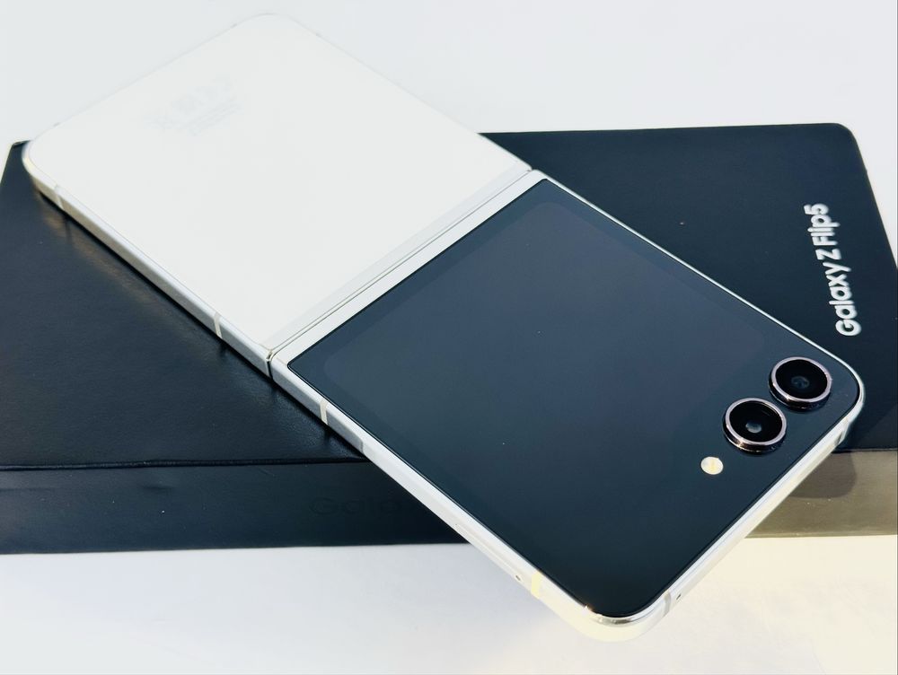 Samsung Galaxy Z Flip 5 5G 512GB 8RAM Cream Отличен!