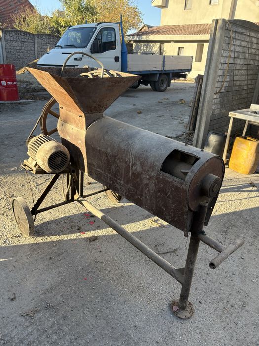 Vând batoză pentru porumb