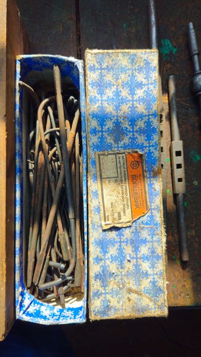 Комплект плашки и метчици с въртоци