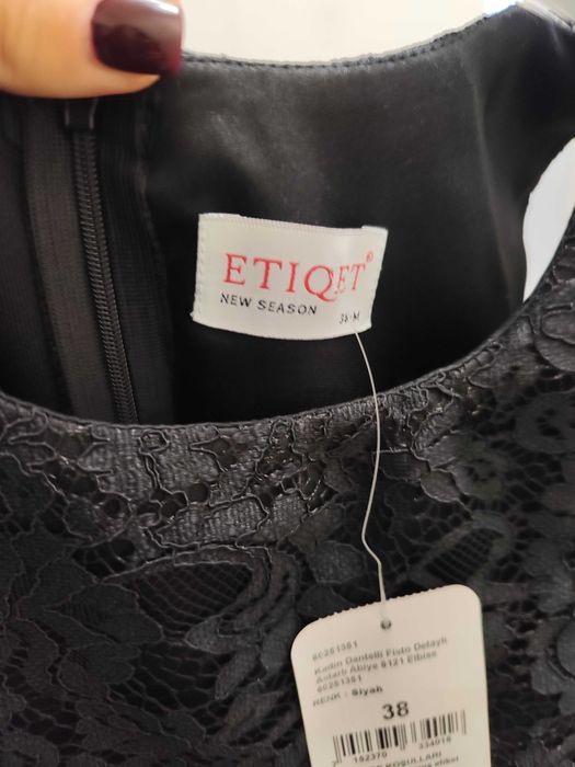 Рокля с дантела .