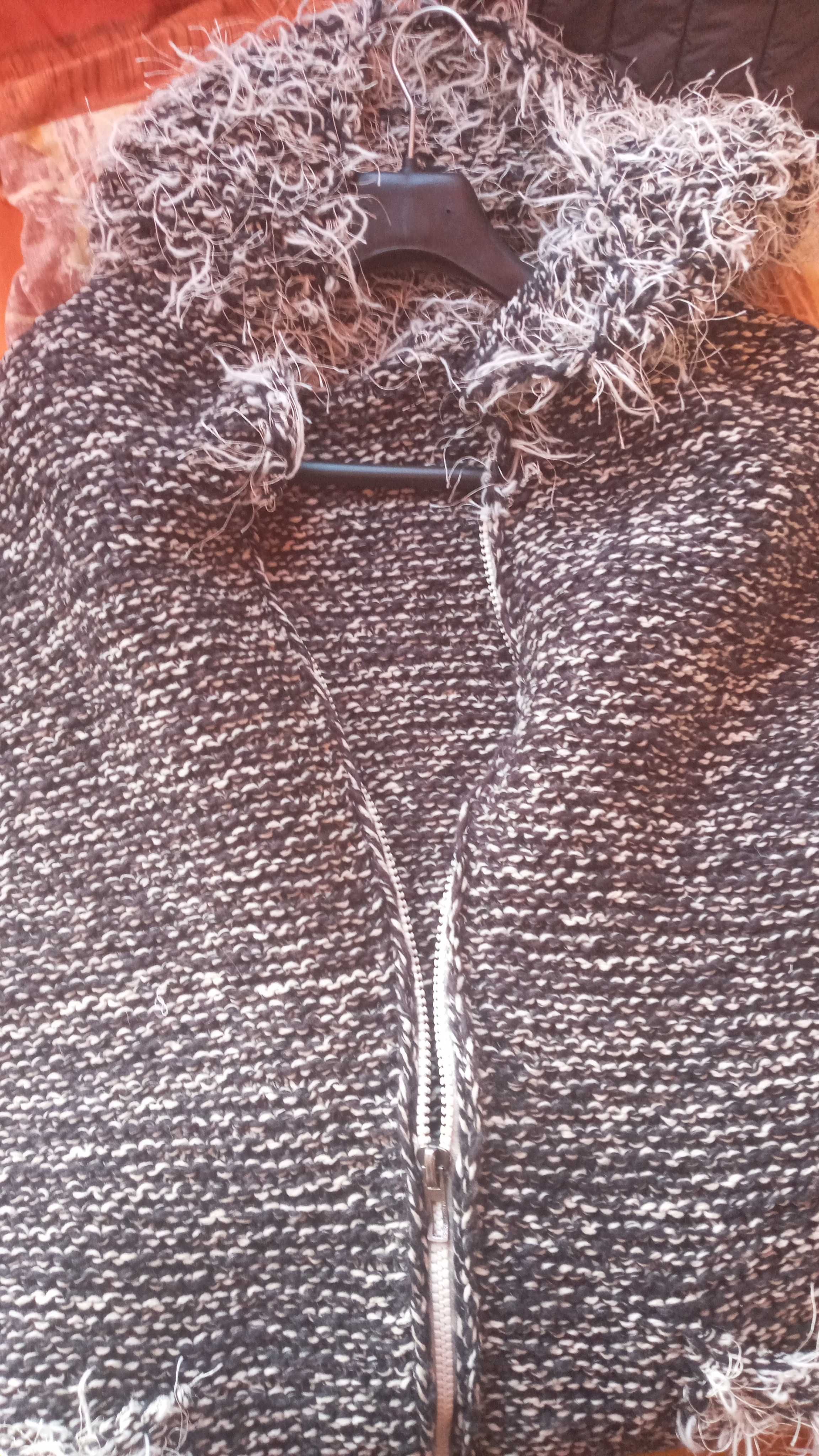Ръчно плетен елек с двоен цип, джобове и ефектна качулка.
