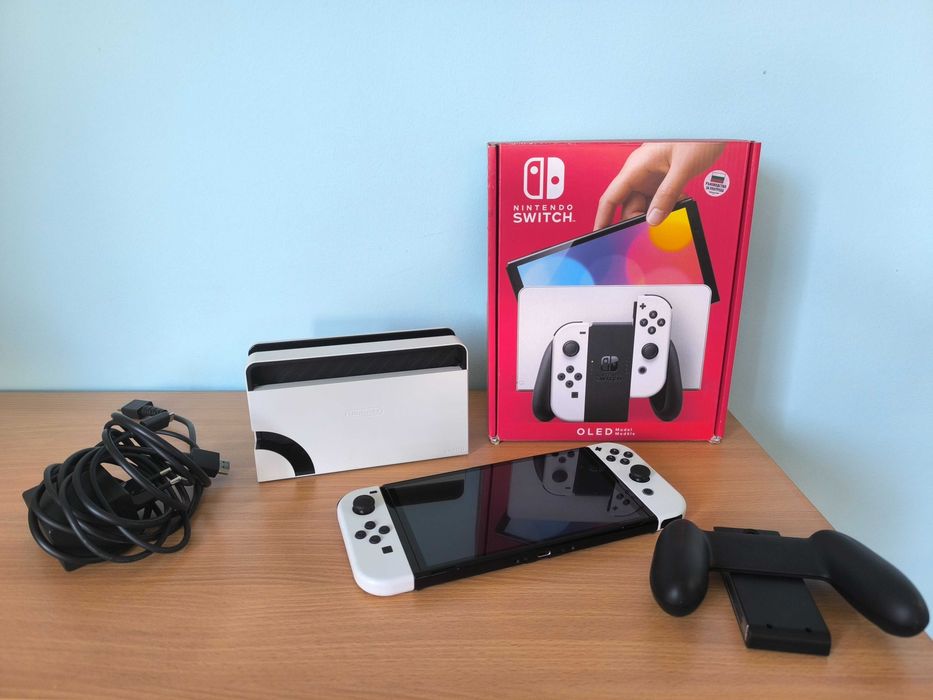 Nintendo Switch OLED (Бял) – В перфектно състояние, с оригинална кутия