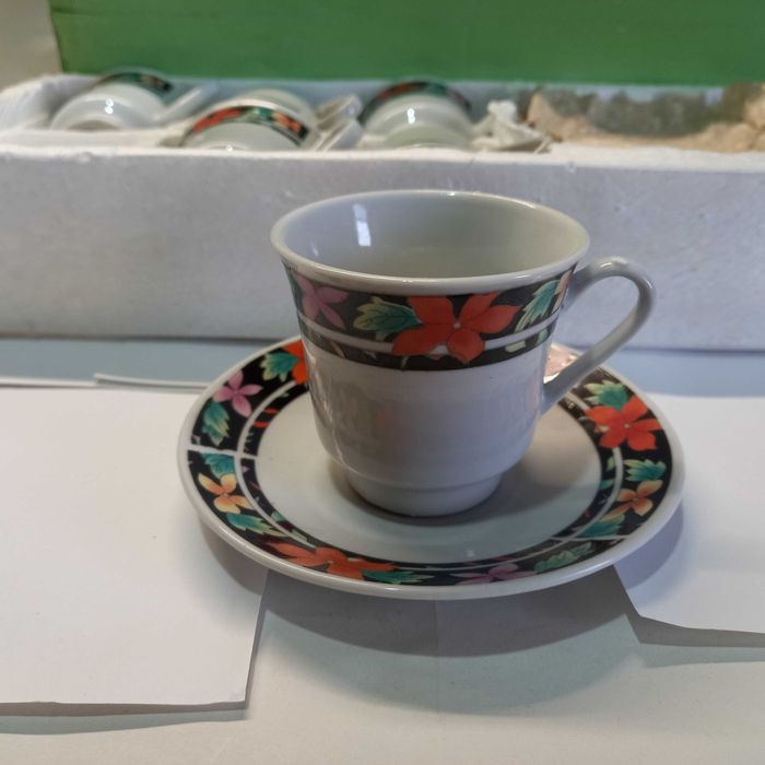 Set de cafea, 6 cescute cu farfurioare din portelan alb (40 - 35 lei)