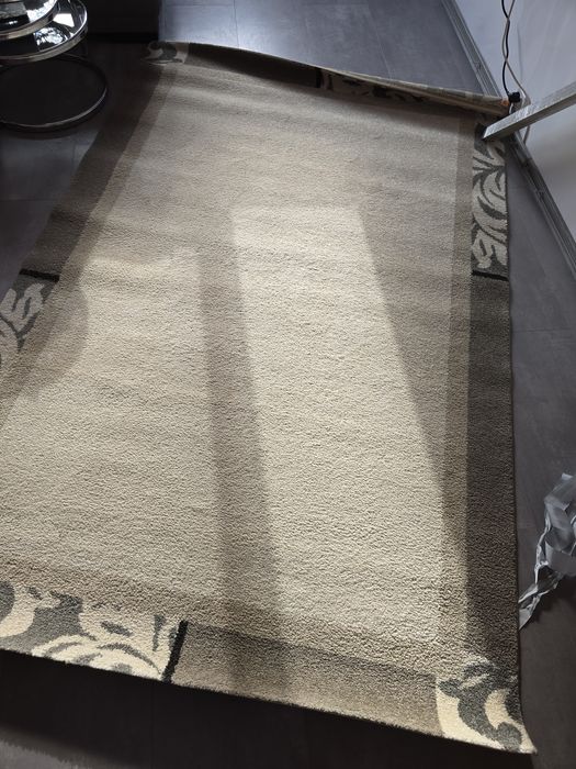 Vand covor bej cu model