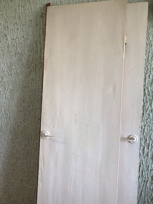 Продаются б/у деревянные двери, раковина,зеркало.