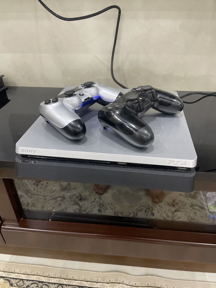 Ps4 слим состояние хорошее два джостийка в идеальном состоянии 1 TERAB