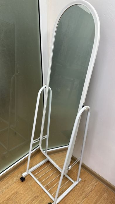 Зеркало напольное на колесиках