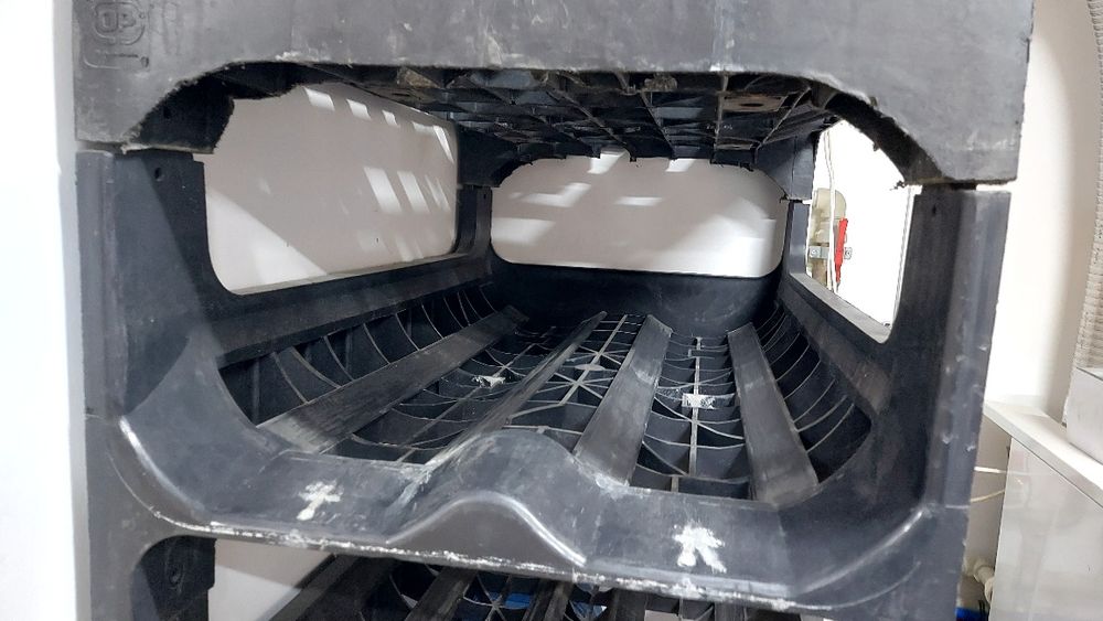 Vând suport / rastel pentru bidoane de apa 20l + 6 bidoane pline noi