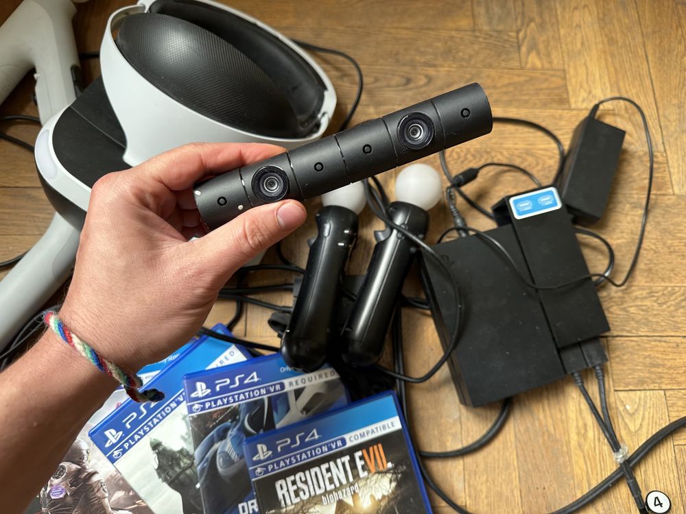 PS VR + 2 move контролера, камера, aim контролер и 4 игри