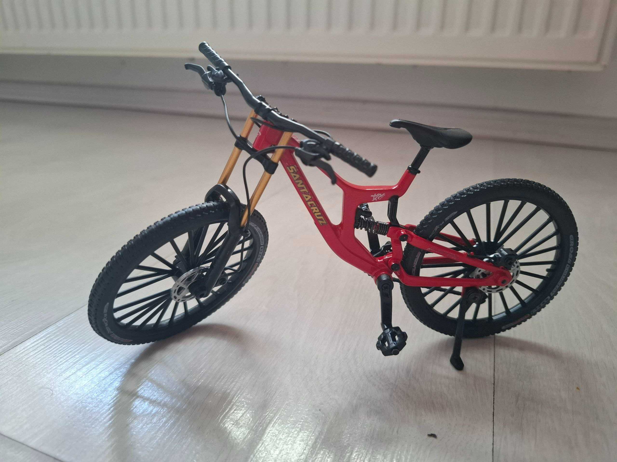 Macheta bicicleta Santa Cruz V10 29'' scara 1:10
