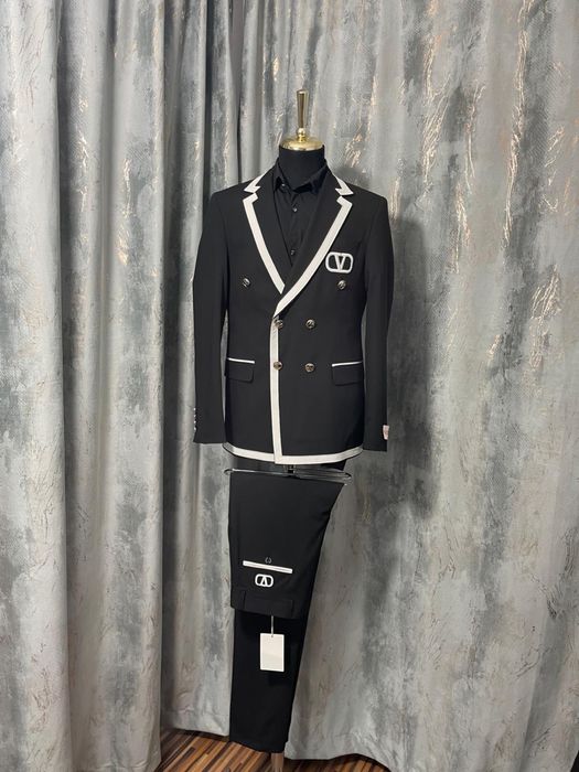 Costum Valentino regular cu 4 nasturi