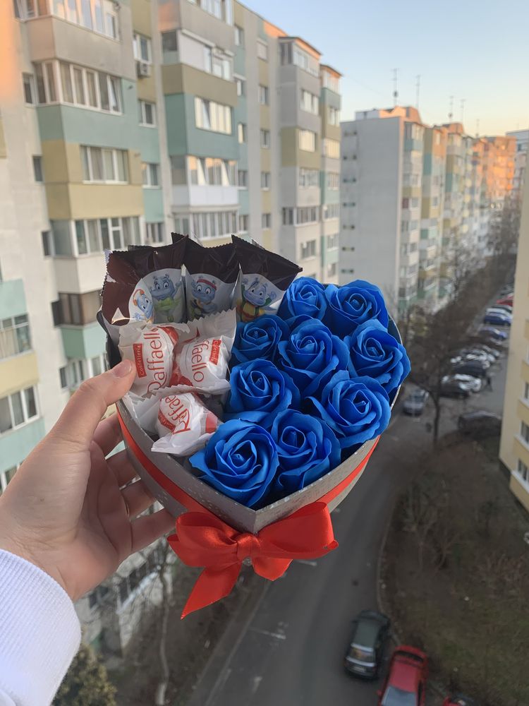 Aranjament cu flori si dulciuri