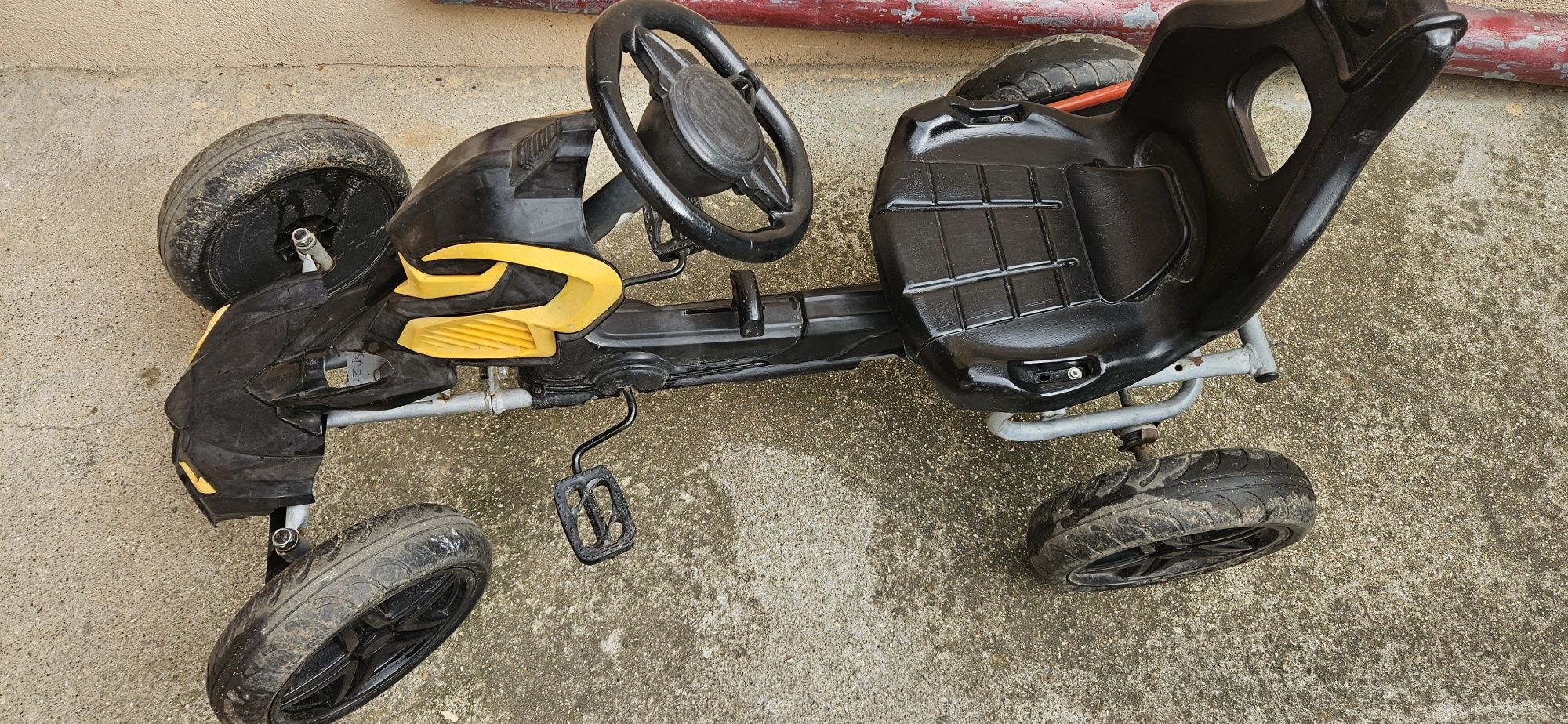 KART CU PEDALE  pentru copiii