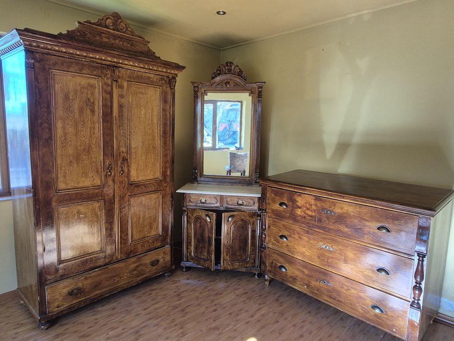 Vand mobila veche din lemn de nuc