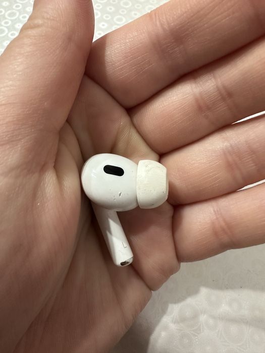 Продам левый наушник airpods pro
