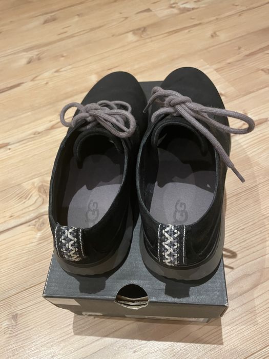 Vand o pereche pantofi UGG marimea 40.5-41 EU