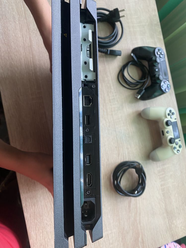 Vand PS -4 Pro pret 800 lei