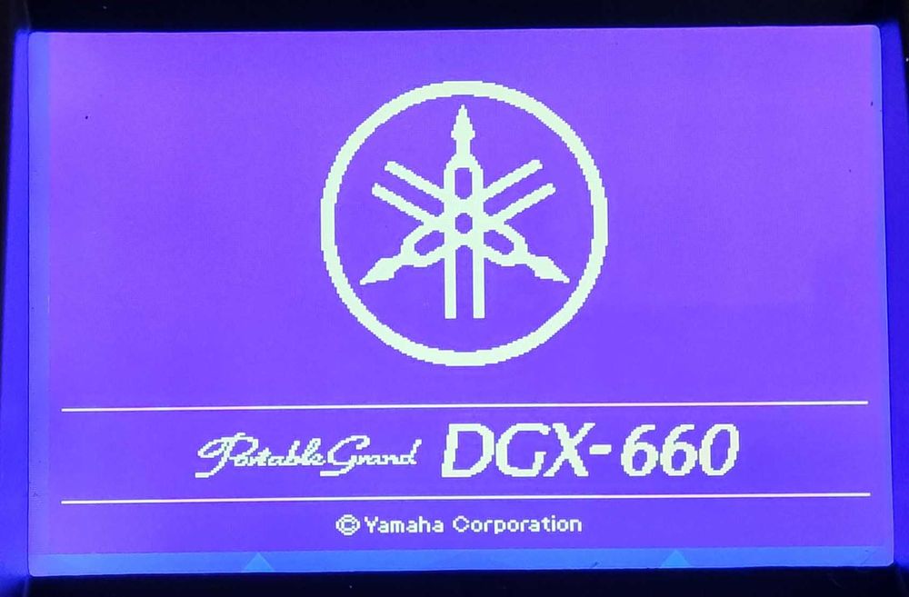 ПРОДАВАМ дигитално пиано YAMAHA DGX-660, заедно с табуретка ROLAND