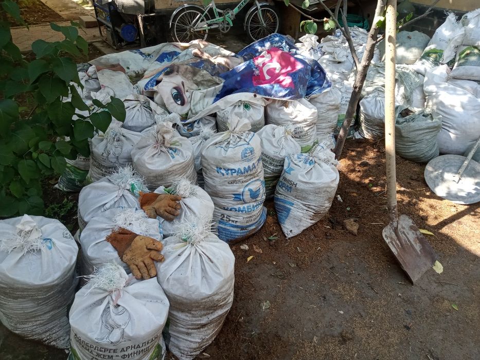 Куринный помёт для удобрения почвы.