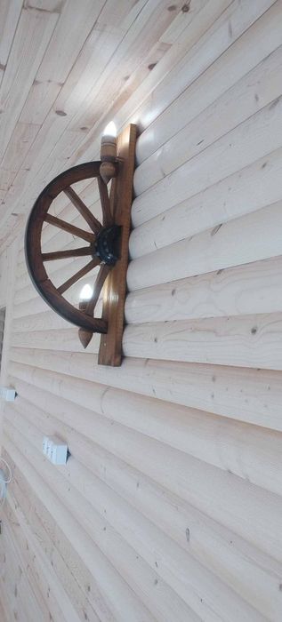 Вертикални стенни лампи от автентични реставрирани колела от каруца