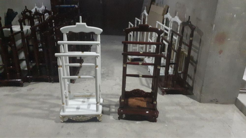 Oyoq kiyimlar uchun javonlar va kiyimlar uchun vishilkalar, prixojka