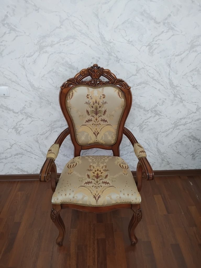Продается комод , сервант и стол со стульями 7 шт