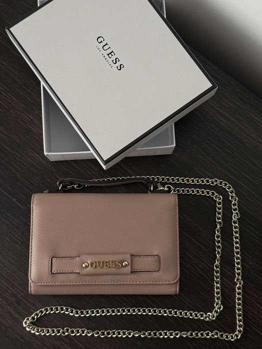 Guess- Малка чанта от еко кожа с верижка
