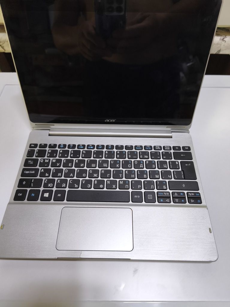 Acer one 10"  Таблет -лаптоп