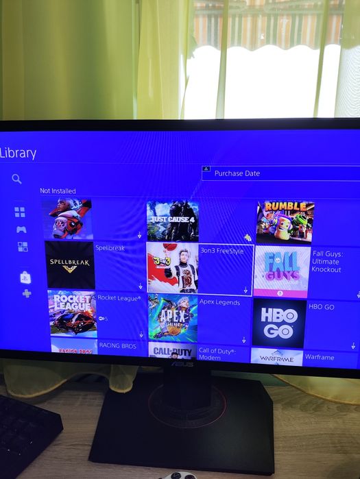 PlayStation 4 - 500 GB. С много игри + Волан + 2 джойстика със станция