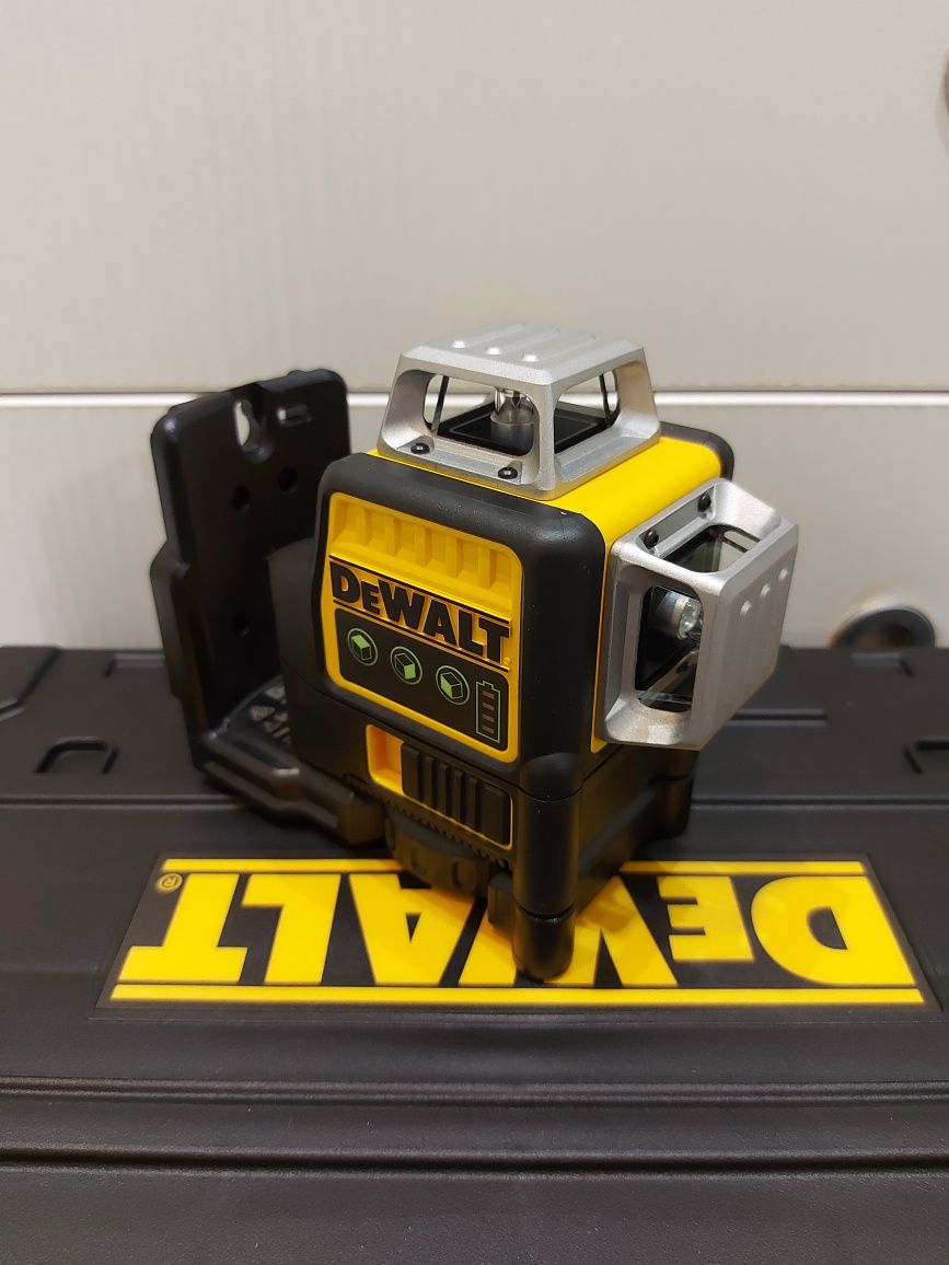 Нов лазерен нивелир Dewalt DCE089D1G-QW