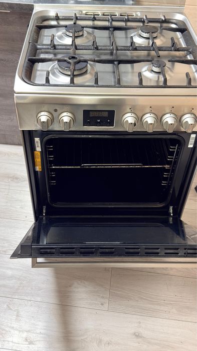 Aragaz pe gaz Whirpool si cuptorul electric