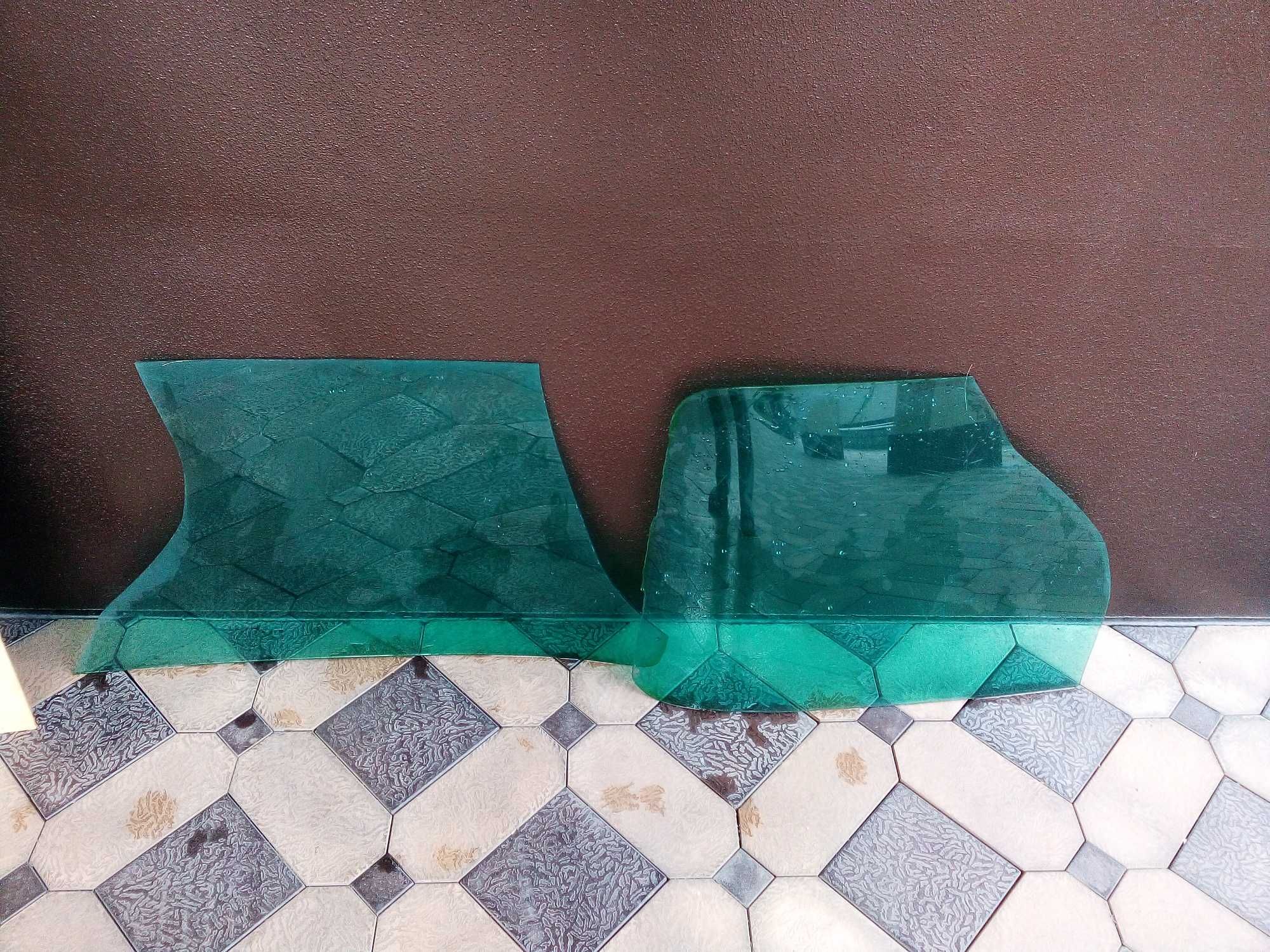 Два куска зеленого прозрачного пластика(см фото).Цена 10 тыс за все