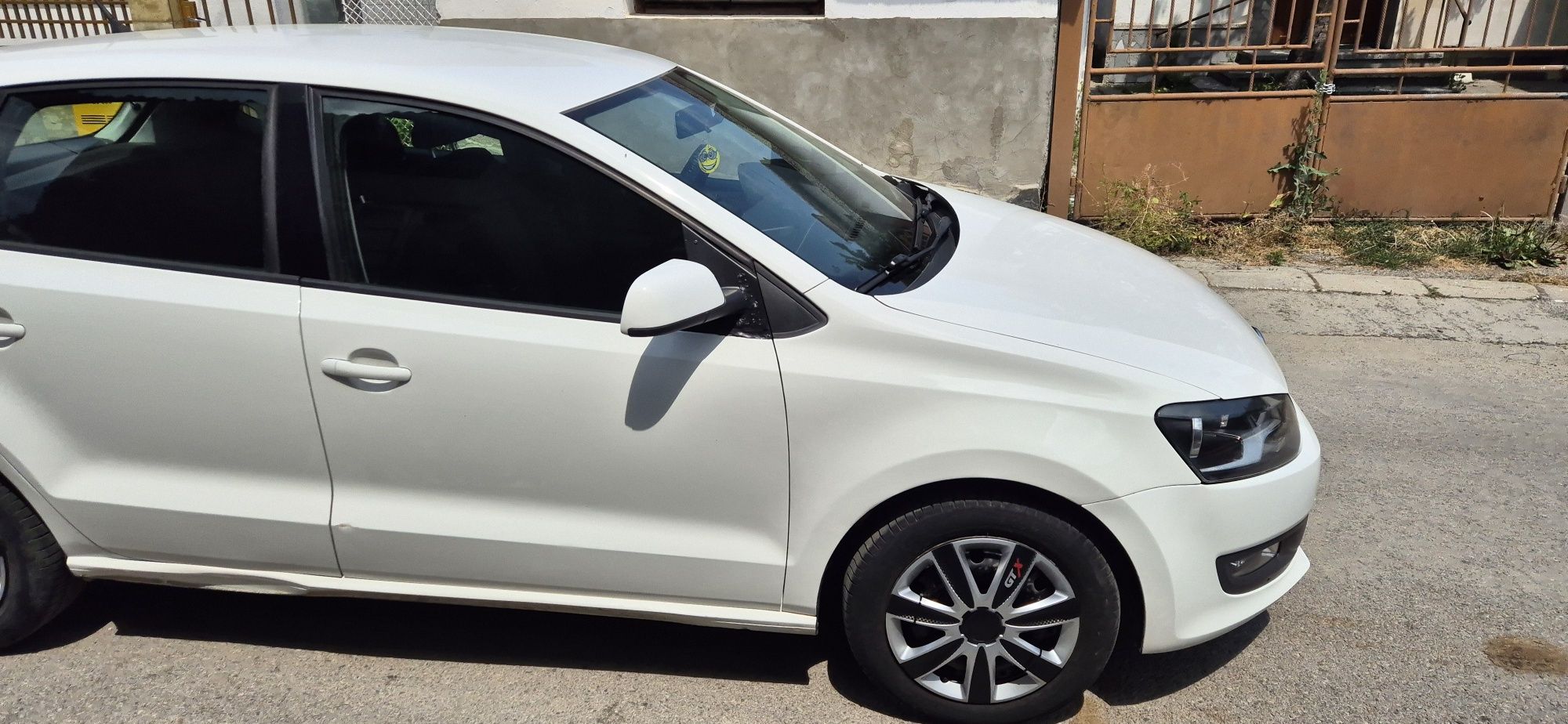 Продавам лек автомобил Volkswagen Polo