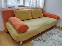 Разтегателен диван с възглавници