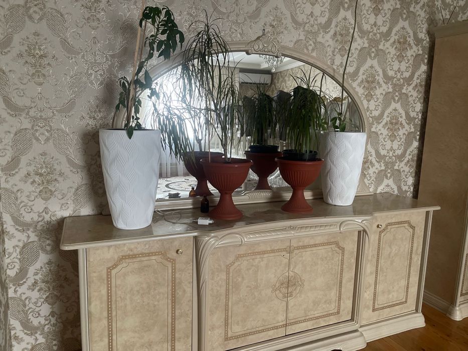 Конак болмедеги гарнитур, касында шкафчигі бар, фотосы болмай тұр