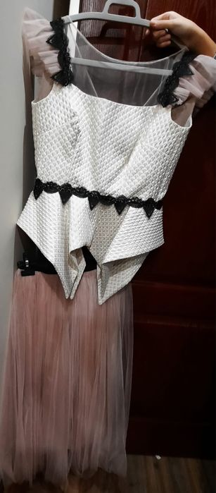 Bust alb din dantela  si  fusta voal roz prafuit ..