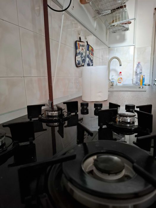 Apartament cu 3 camere, decomandat, etaj 2, zona centrala