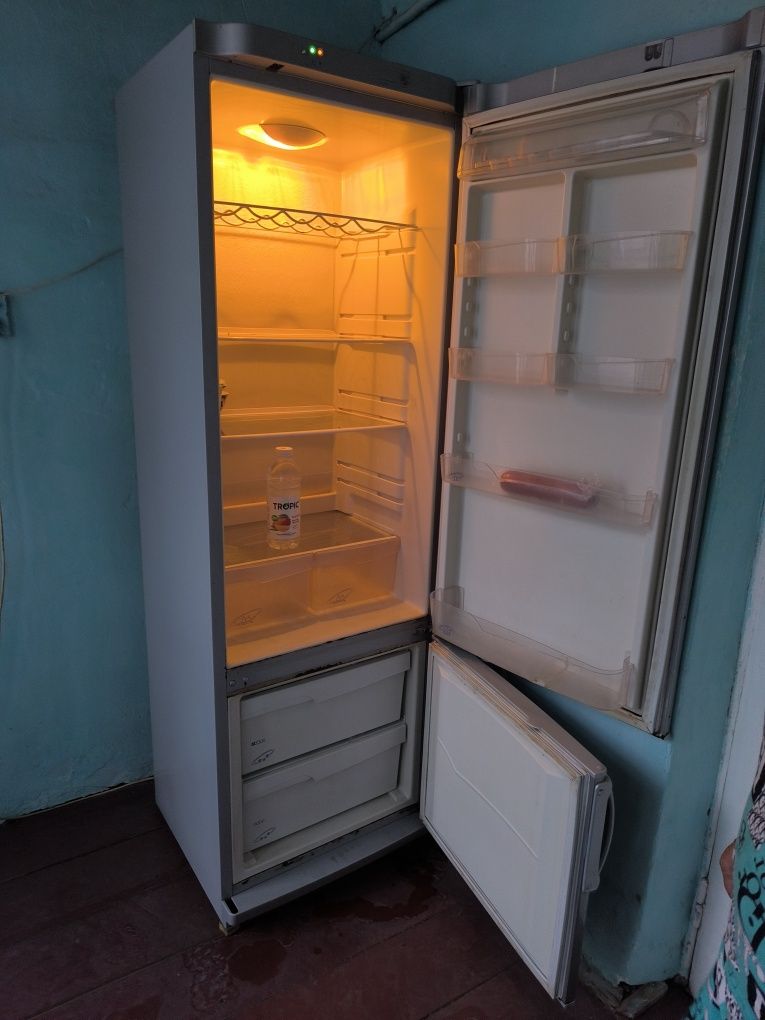 Продается двухкамерный холодильник
