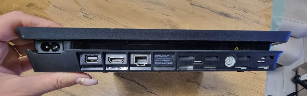 Плейстейшан 4 Slim Конзоли