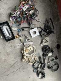 Diverse cabluri si componente electronice