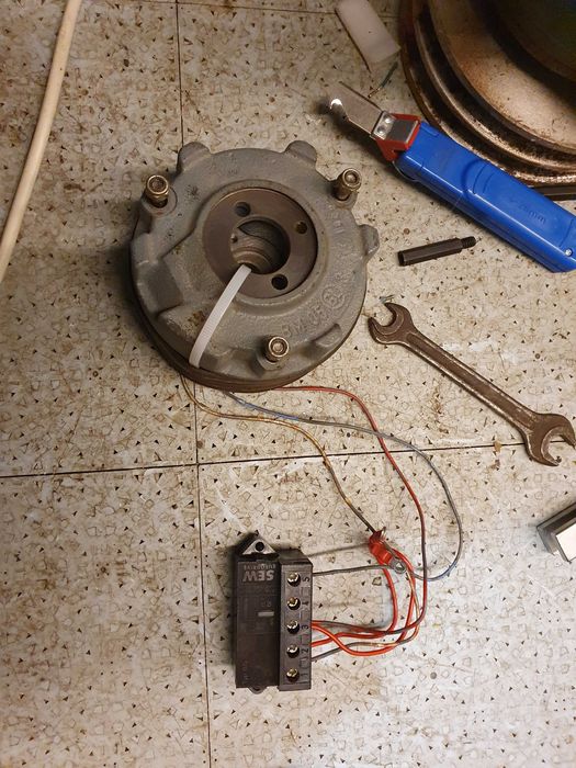 Електромагнит: притеглящ/прилепващ сила 0.25 тон 2500 N 230VAC