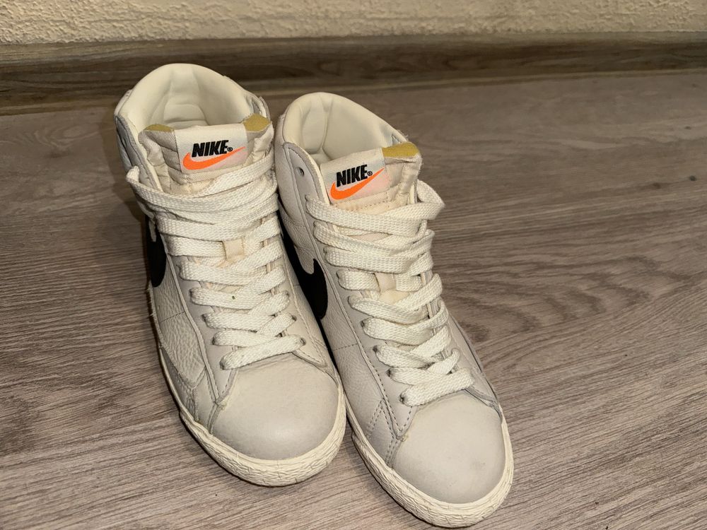 Обувки Nike, Adidas