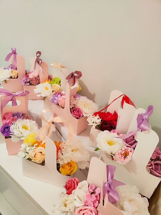 Цветя-рози, хризантеми и лалета в кутия за 8 март, рожден ден,имен ден