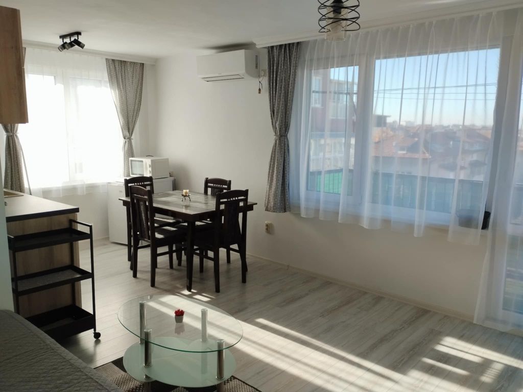Дава се под наем Тристаен апартамент в Бургас, Център - 80 кв.м за 459 € - Снимка #1