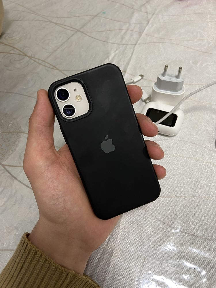 Iphone 12 white.