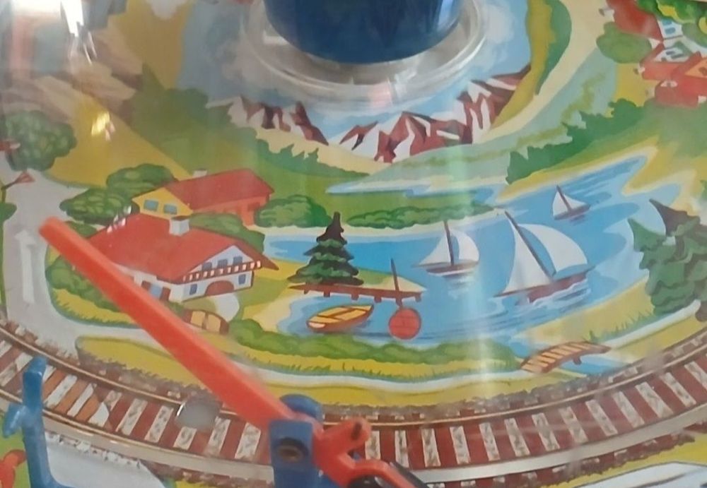 Jucărie veche. Obiectul din imagine este o jucărie tip titirez cu tren